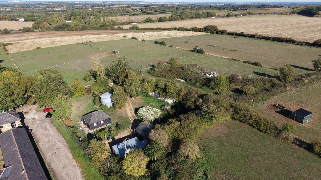 Lot: 103 - GRANARY AND OUTBUILDINGS ON APPROX 14 ACRES WITH FENCED PADDOCKS IN RURAL LOCATION - Aerial view of buildings